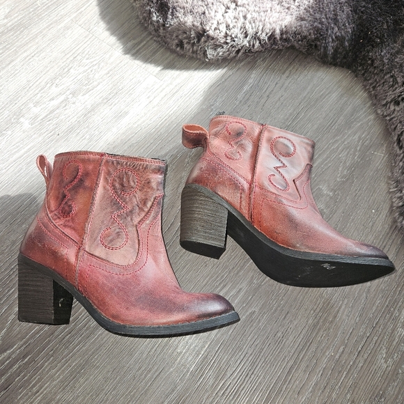 Seychelles women's leather distressed ankle  maroon boots - Picture 4 of 7